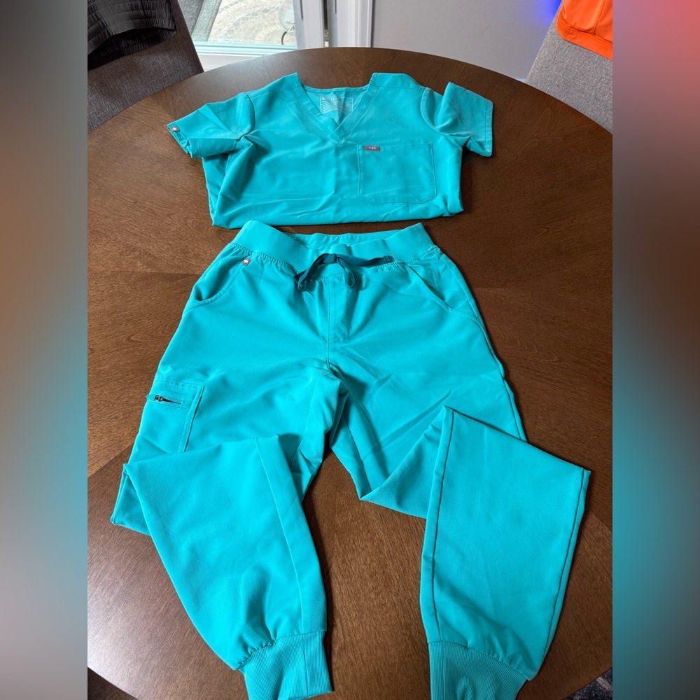 FIGS Oasis Zamora - Jogger Scrub Pant & Oasis Catarina - One-Pocket Scrub Top